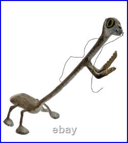 Vintage Isaac Smith PRAYING MANTIS Carved Wood Animal Sculpture